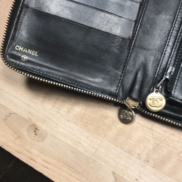 Chanel black patent leather large CC Zippy wallet with 24 karat gold plated hard - Picture 5 of 7